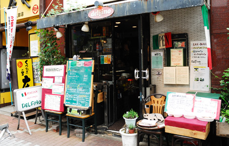 お店の入り口はちょっと狭め。