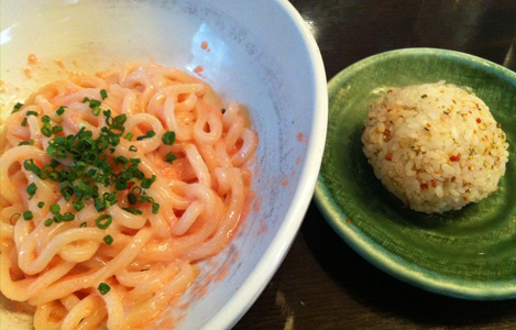 注文した温かいうどんの明太クリームうどん+おにぎり