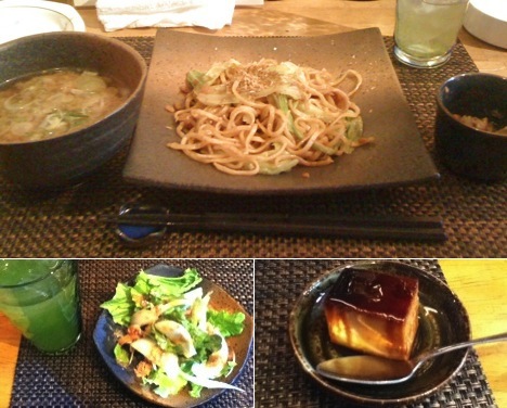 （上）富士宮焼きそば定食　900円 ／（下）前菜のサラダと食後のプリン