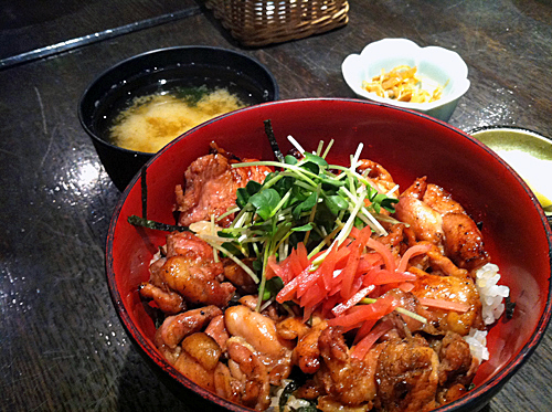 地鶏丼 840円 地鶏丼 840円