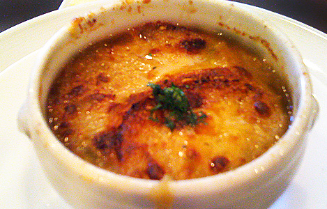 前菜のオニオングラタンスープ