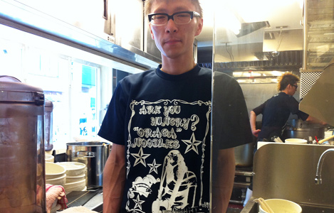 スタッフTシャツもかっこいい。奥のモヒカンさんが店長さん