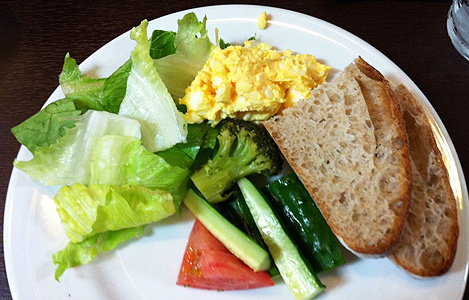 サラダーも充実！美味しいパンも食べ放題